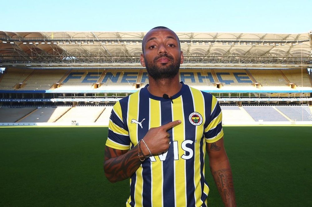 el-jugador-brasileno-joao-pedro-posa-con-la-camiseta-del-fenerbahce--su-nuevo-equipo--en-julio...jpg