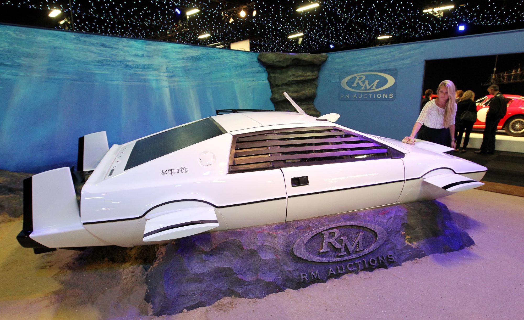 James-Bonds-Lotus-Esprit-Submarine.jpg