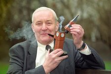 tony-benn-was-selected-as-pipesmoker-of-the-year-by-the-pipesmokers-council-in-january-1992-1363.jpg