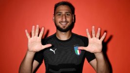 Donnarumma hands.jpg