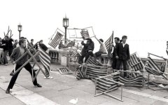 mods-v-rockers-brighton-beach-england-1964-2.jpg