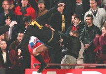 800px-Eric_Cantona_kung-fu_kick.jpeg