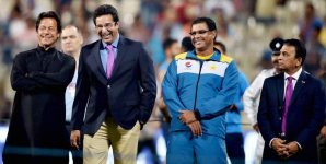 former-cricketers-imran-khan-wasim-akram-waqar-younis-sunil-gavaskar_1458529802210.jpg