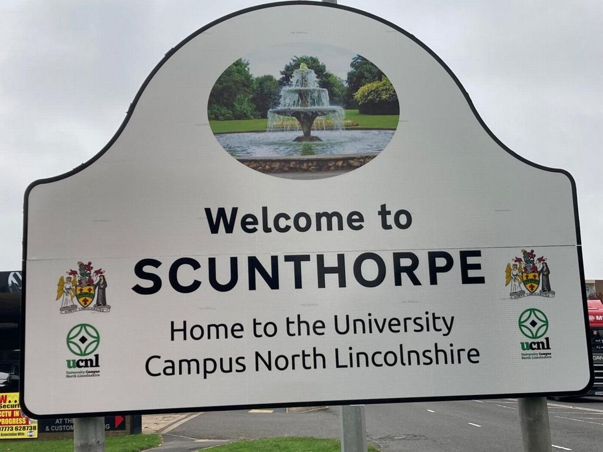 0_New-welcome-to-Scunthorpe-signs-feature-Central-Park-water-fountain-and-University-Campus-No...jpg