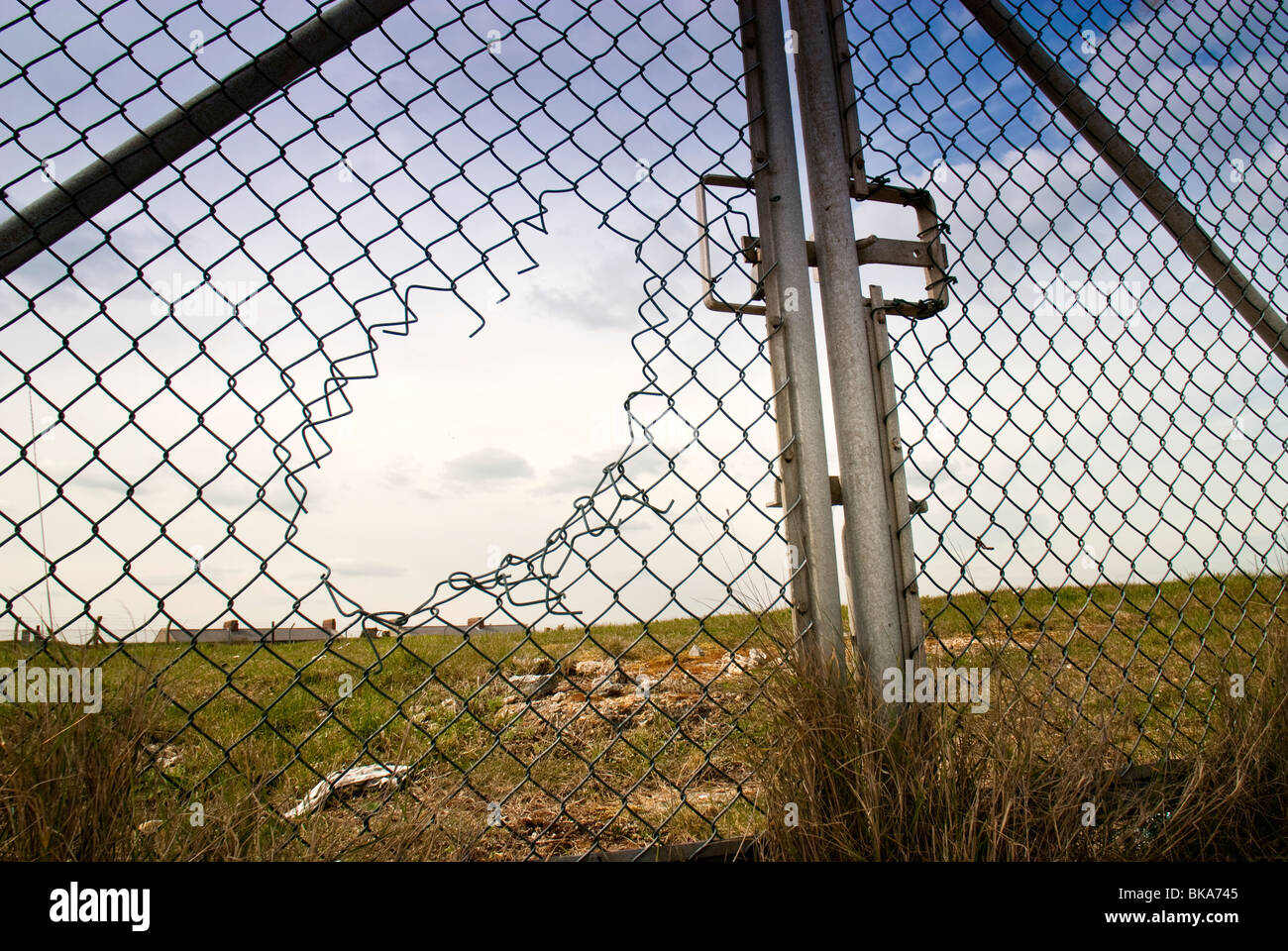 broken-fence-BKA745.jpg