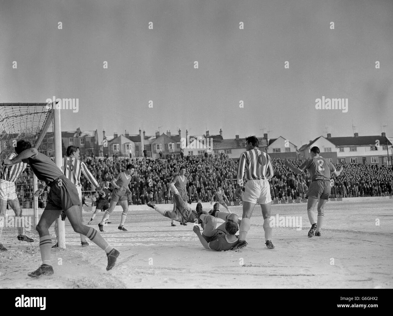 soccer-league-division-three-brighton-v-halifax-goldstone-ground-G6GHX2.jpg