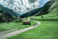 gravel-road-graubuenden1.jpg