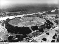 Bundesarchiv_Bild_183-1987-0801-101,_Leipzig,_Zentralstadion,_Sportfest.jpg