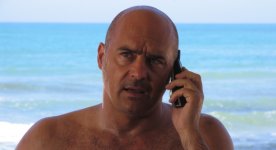 luca-zingaretti-nell-episodio-le-ali-della-sfinge-della-fiction-il-commissario-montalbano-94317.jpg