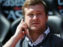 karl-robinson-phone-4x392-220528_478x359.jpg