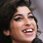 _2007_08_teeth-amy-winehouse-400a071807.jpg