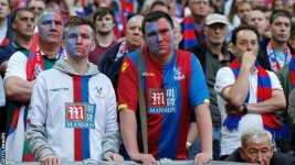 _92565889_palace-fans.jpg