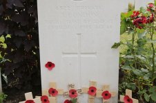 PAY-The-grave-of-the-youngest-soldier-killed-in-WWI.jpg